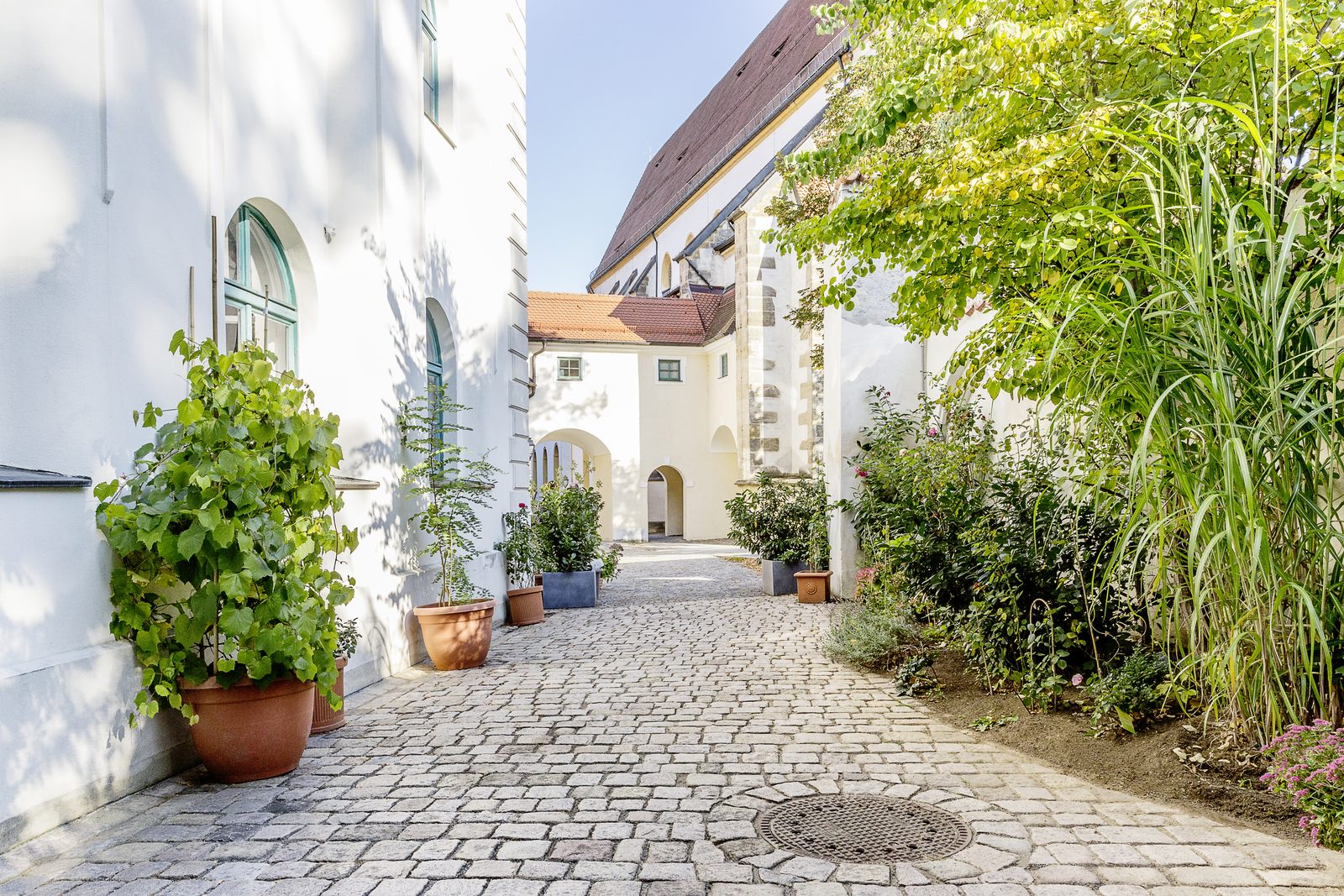 Kopfsteinpflaster-Durchgang mit Rundbogen in der Amberger Altstadt bei Loft 18