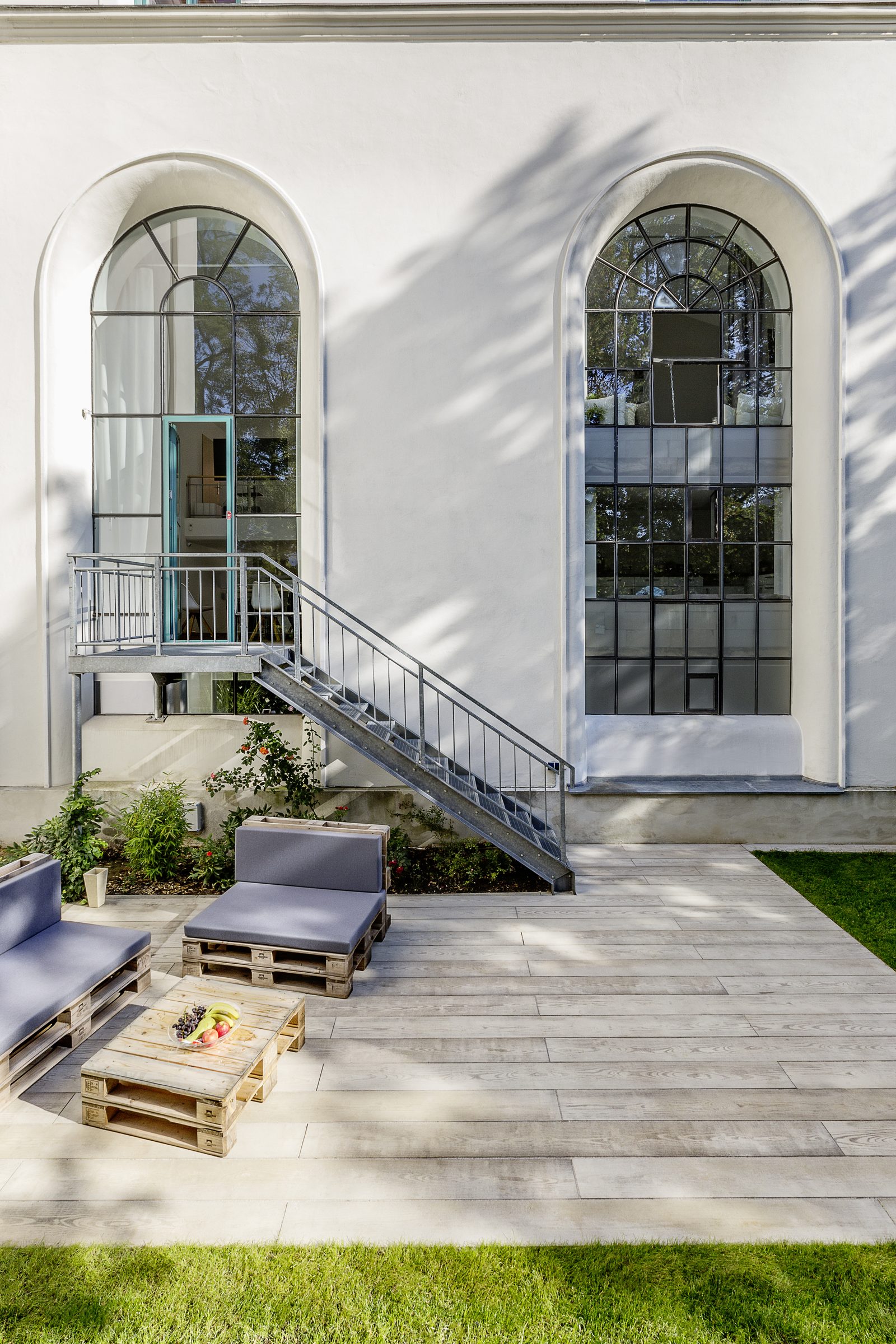 Arkadengang und Freitreppe an der Fassade von Loft 18