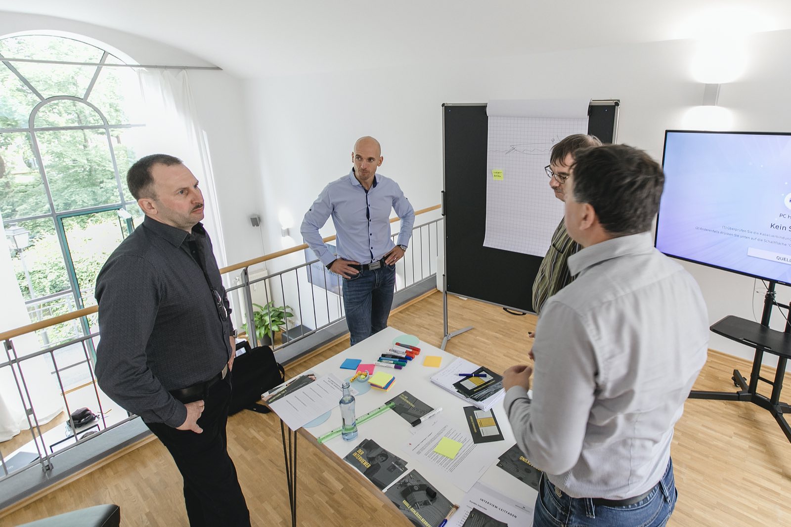 Arbeit an Flipchart und Monitor während eines Workshops im Loft 18