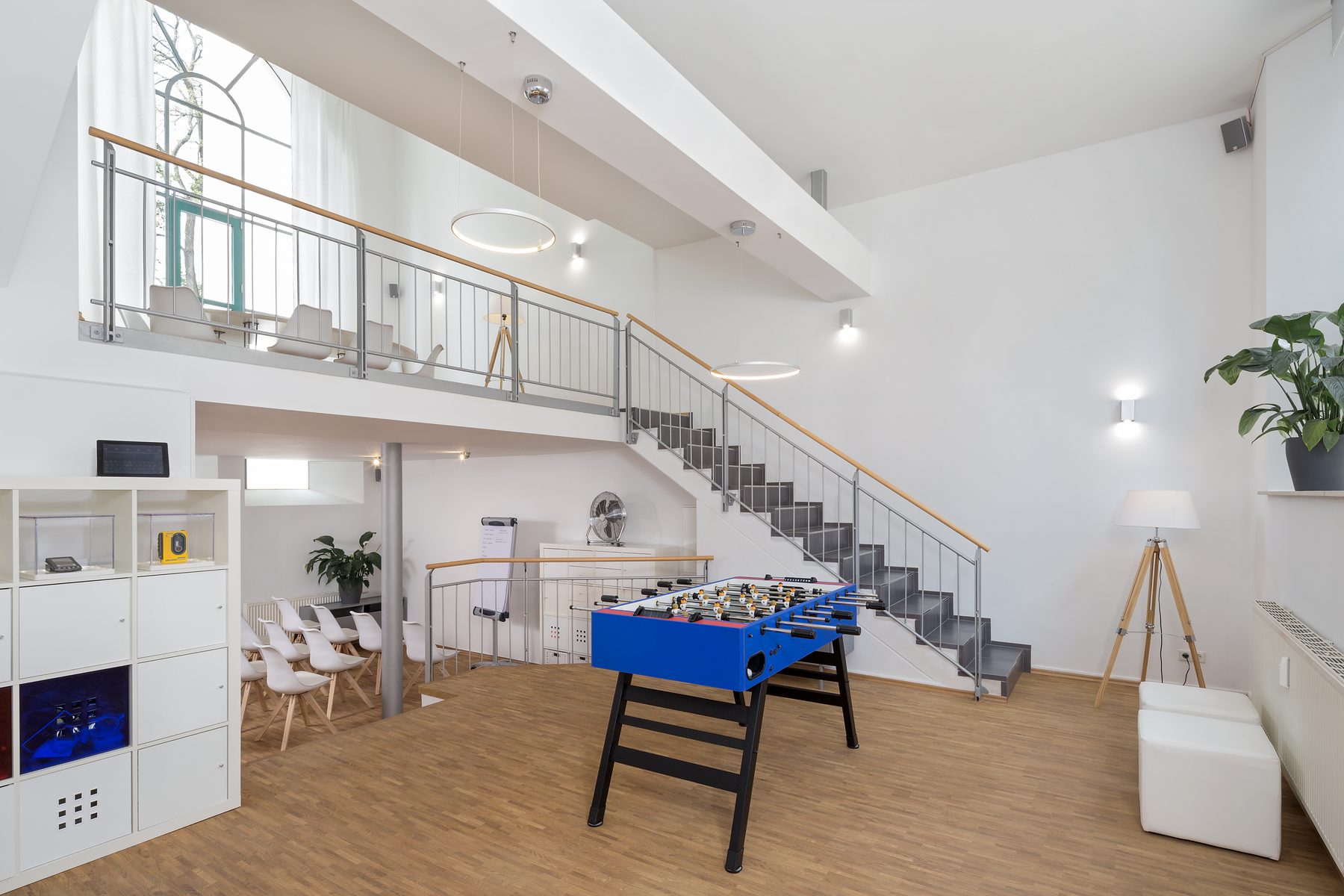 Eingangsbereich von Loft 18 mit Kicker, Sitzecke und Empore