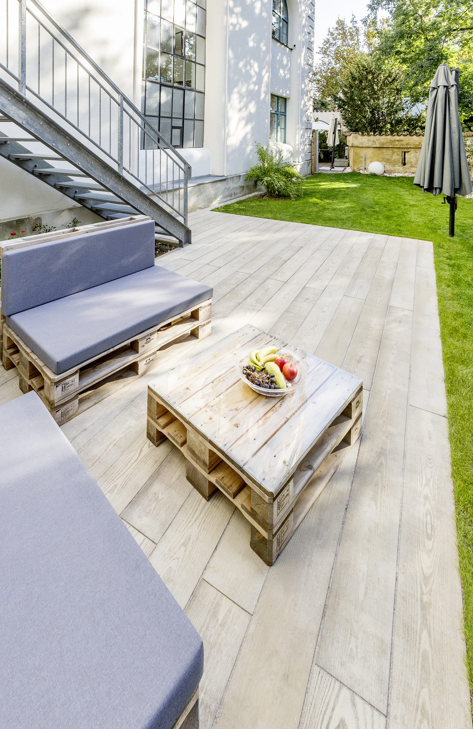 Gemütliche Sitzecke im Garten von Loft 18 mit Obstschale