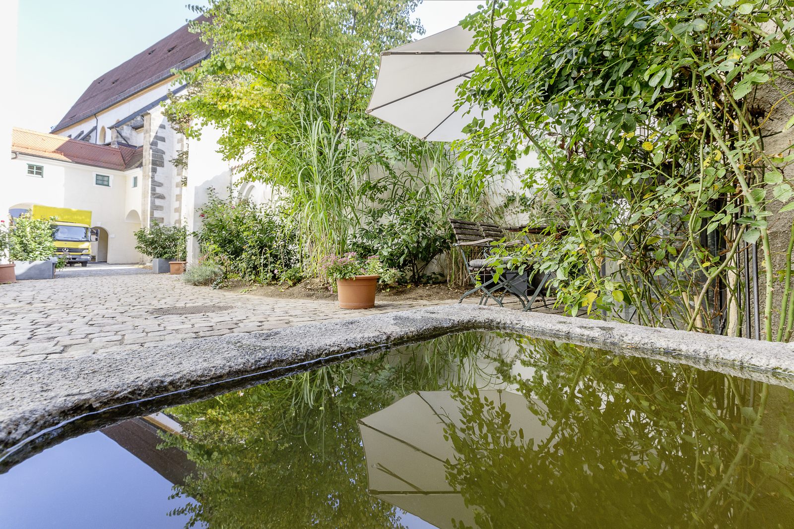 Wasserbecken im Garten von Loft 18