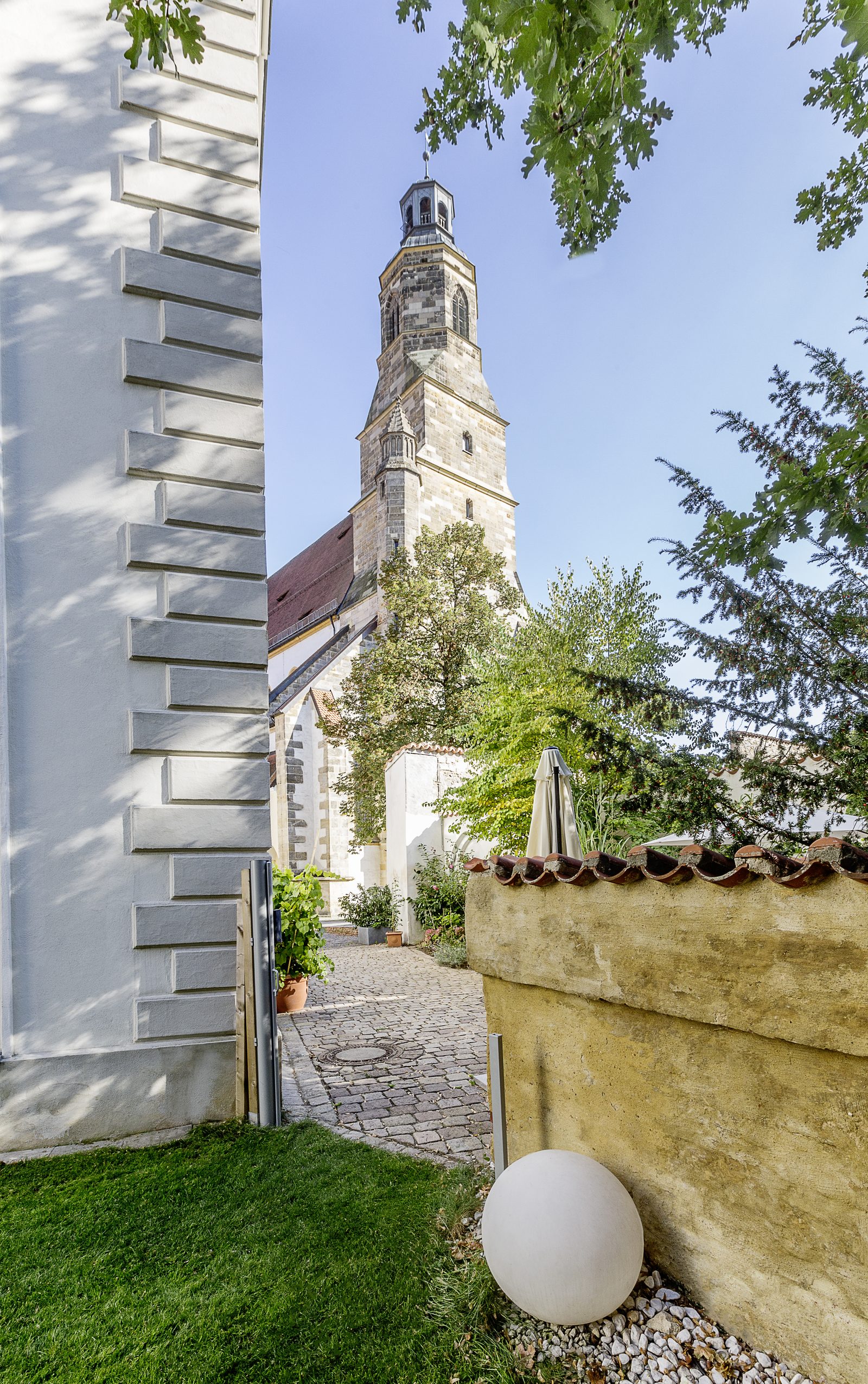 Blick von Loft 18 über den Garten zur St. Georgs Kirche
