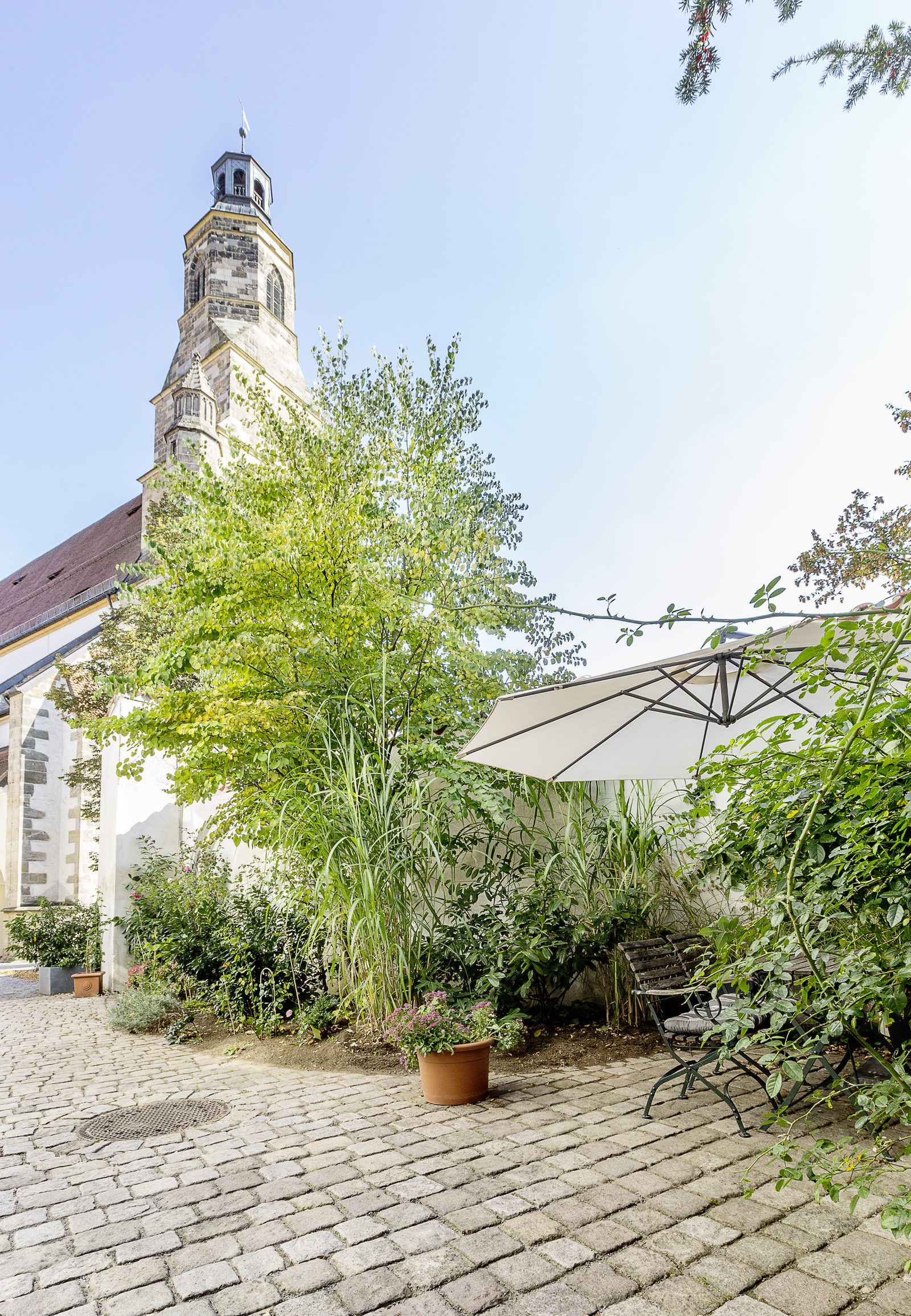 St. Georgs Kirche direkt neben Loft 18 — der Blick, den die Kreativ-Lounge nach draußen freigibt