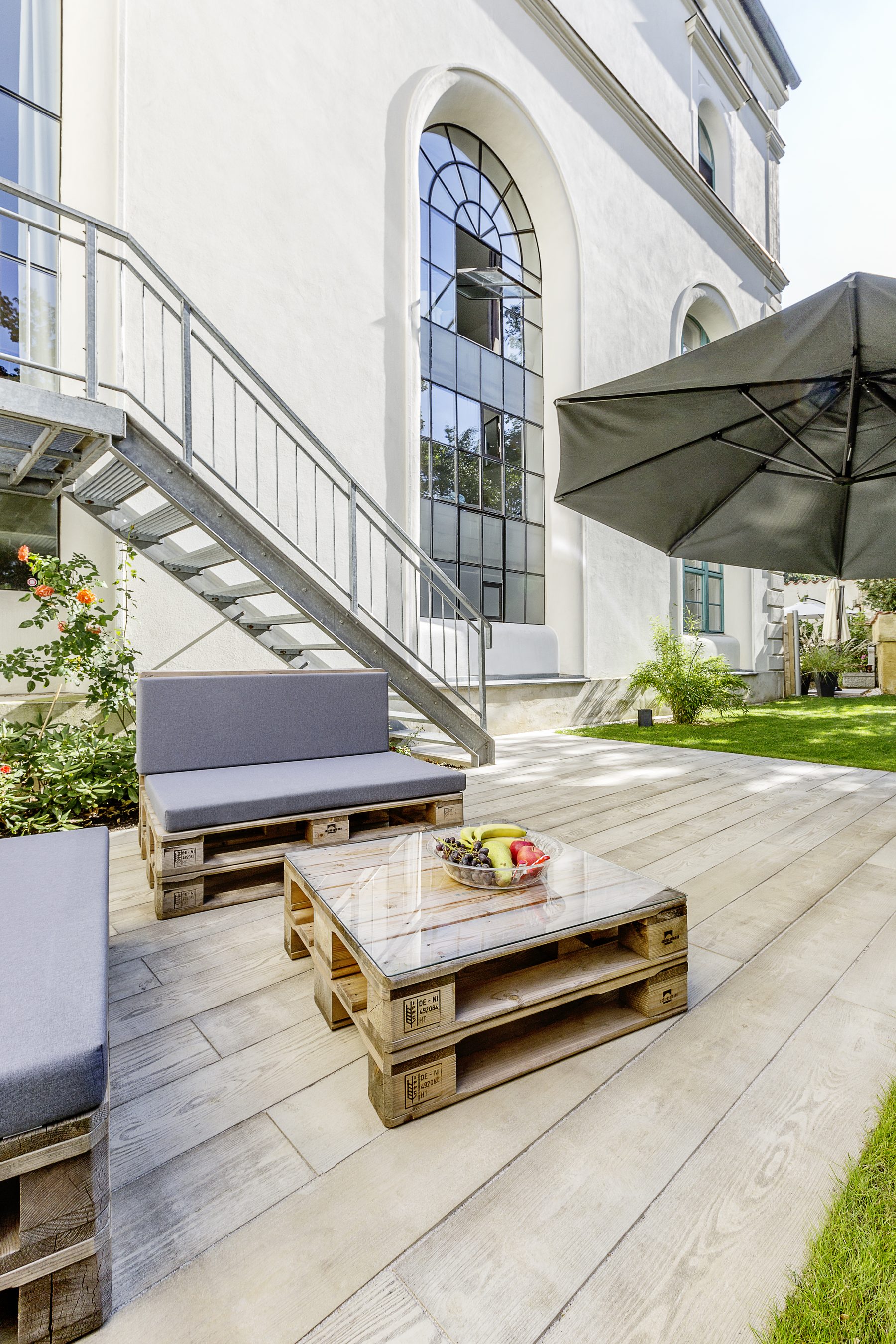 Gartenbereich von Loft 18 mit Lounge-Möbeln
