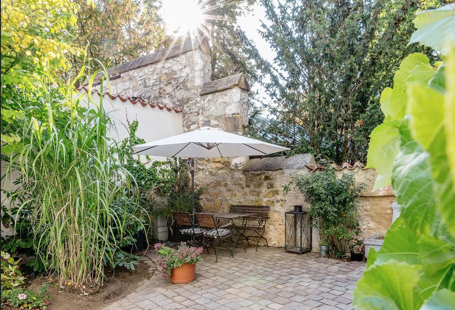 Ruhige Sitznische im Garten von Loft 18