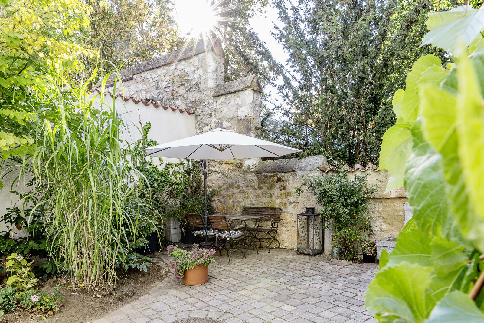 Schattige Sitzecke im Garten von Loft 18 an der alten Stadtmauer