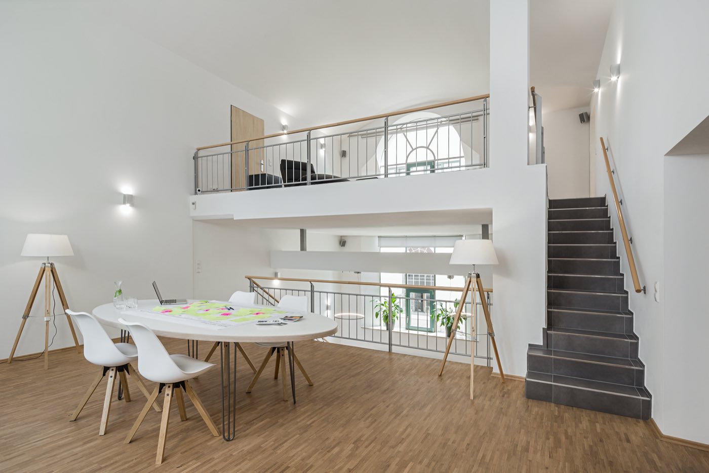 Doppelhöhiger Innenraum von Loft 18 mit Empore, Treppe und Kickertisch