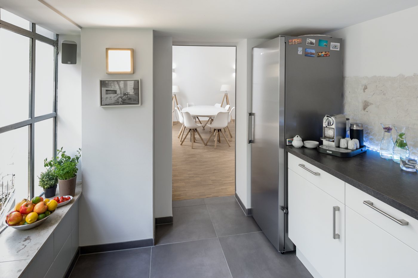Offene Küche von Loft 18 mit Blick in den Raum