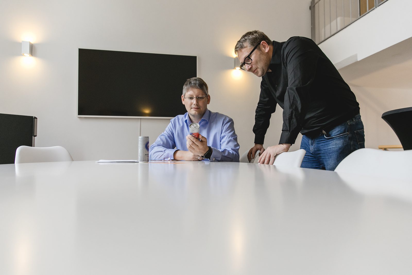 Mobiler Monitor für Präsentationen am ovalen Tisch in Loft 18