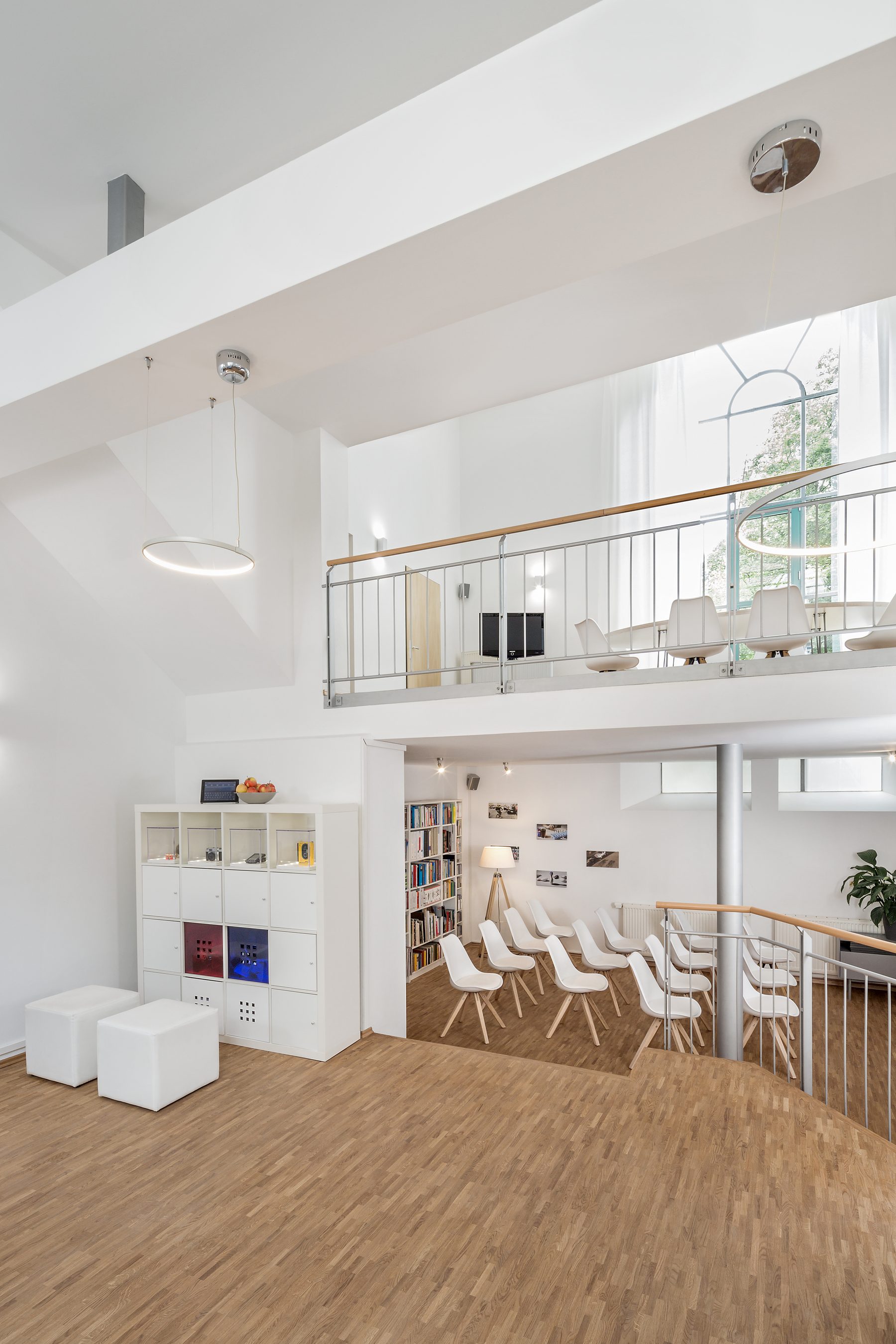 Plenum von Loft 18 mit Kinobestuhlung und Blick zur Empore