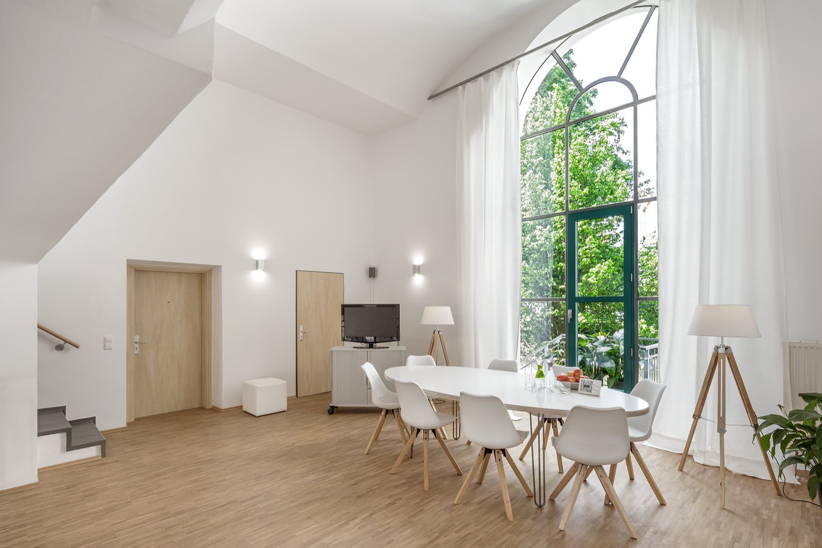Blick über Treppe, Empore und Sitzbereich von Loft 18