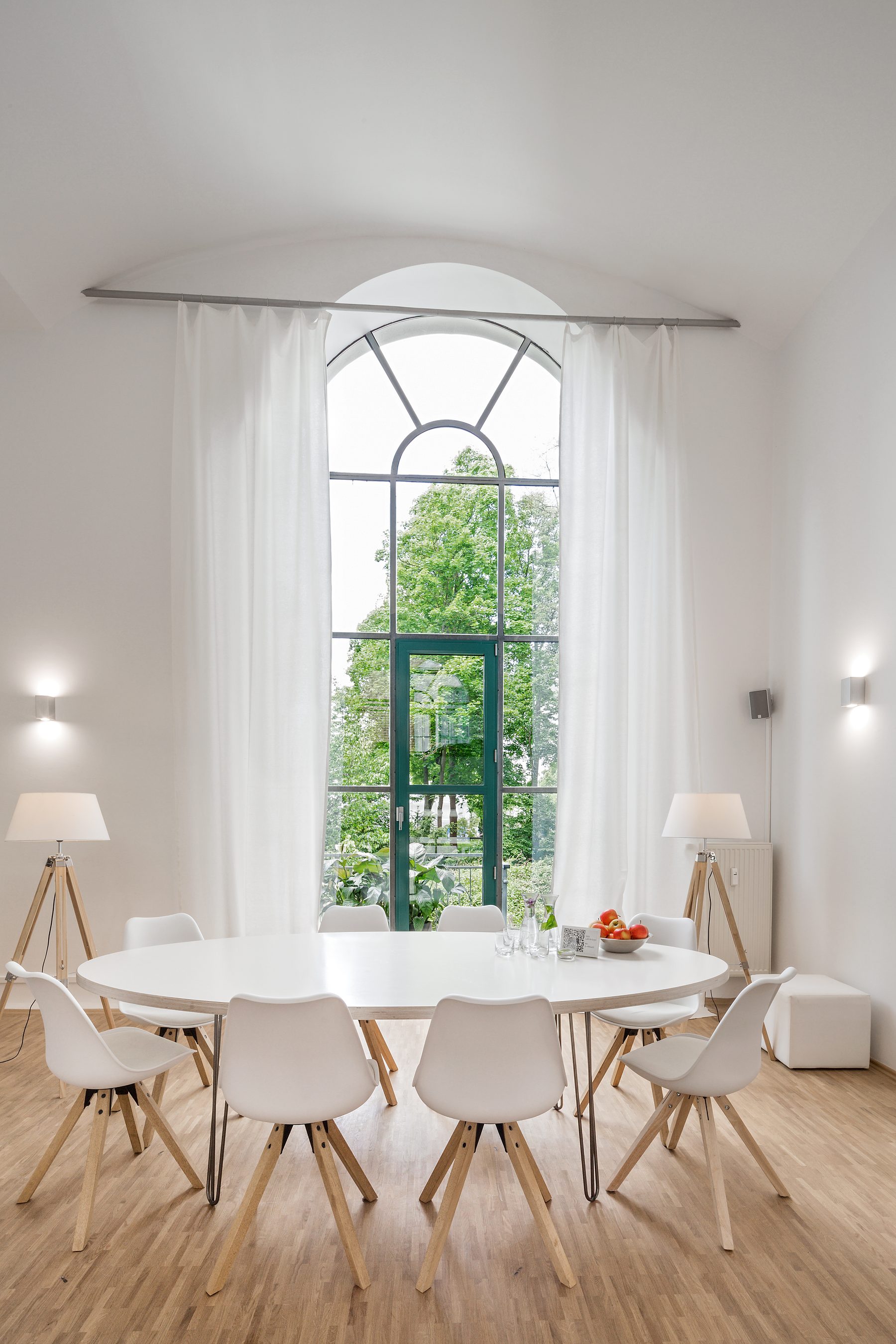 Ovaler Konferenztisch im 1. Stock von Loft 18 mit Blick zum Rundbogenfenster