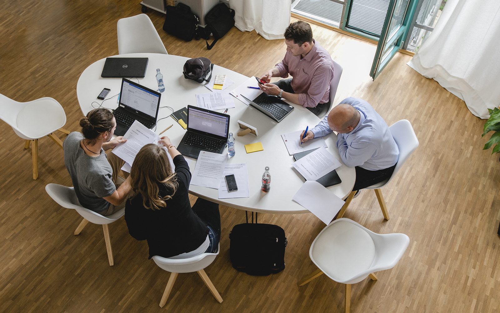 Workshop-Runde am ovalen Konferenztisch im 1. Stock von Loft 18