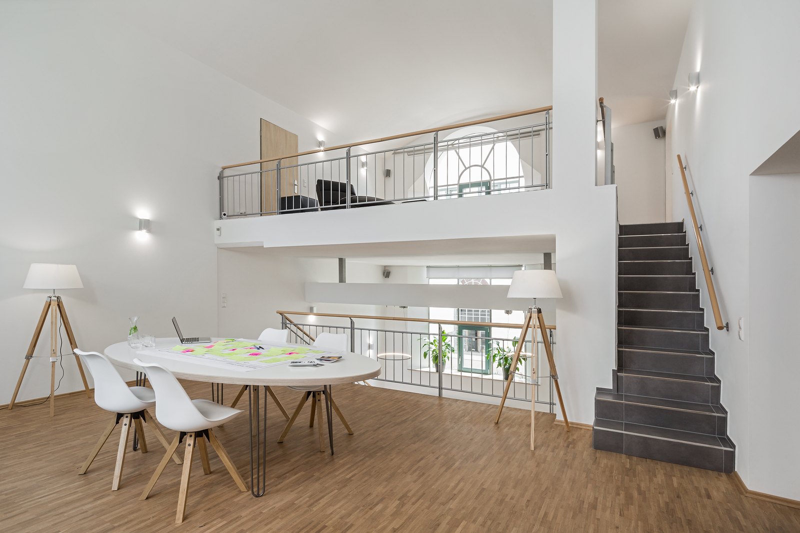 2. Stock von Loft 18 mit Arbeitstisch, Galerie und Treppe